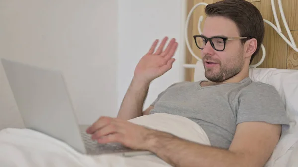 Tineri care fac video chat pe laptop în pat — Fotografie, imagine de stoc
