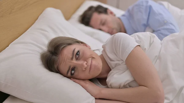 Беспокойная женщина думает о семье в постели — стоковое фото