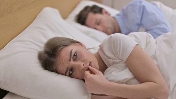 Sconvolto giovane donna pensando a problemi familiari a letto — Foto Stock