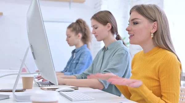 Femme créative faisant chat vidéo sur le bureau — Photo