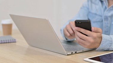 Akıllı telefonlu dizüstü bilgisayar kullanan adam, kapat