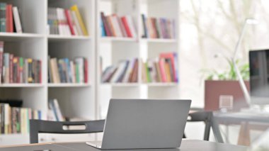 Masada Açık Dizüstü Bilgisayar bulunan Boş Ofis