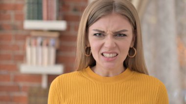 Kızgın Genç Kadın 'ın Portresi Çığlık