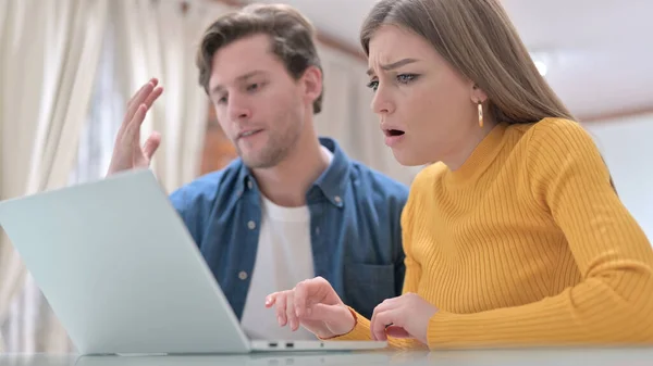 Colegas do Escritório Desapontados Reagindo à Perda no Laptop — Fotografia de Stock