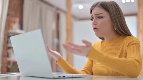 Zklamaná mladá žena reagující na selhání na notebooku — Stock fotografie
