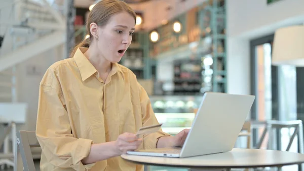 Awaria płatności online na laptopie przez młodą kobietę — Zdjęcie stockowe