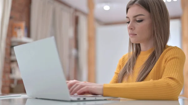 Jovem ambiciosa mulher trabalhando no laptop — Fotografia de Stock