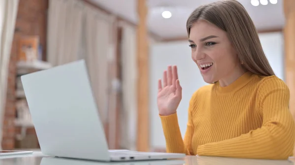 Vacker ung kvinna gör videochatt på laptop — Stockfoto