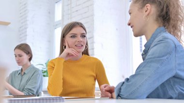 Güzel Yaratıcı Başlangıç Takımı Ofiste Sohbet Ediyor