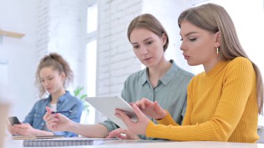 Genç Bayan Ekip Tablet Üzerinde Çalışmayı Tartışıyor