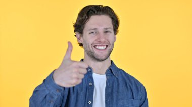 Sarı Arkaplanda Pozitif Genç Adam 'dan Başparmak