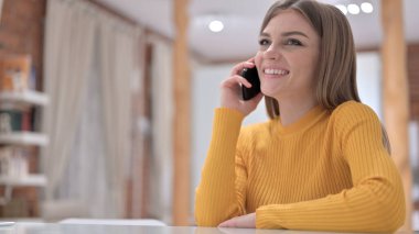 Ofiste Akıllı Telefonla Konuşan Mutlu Yaratıcı Genç Kadın