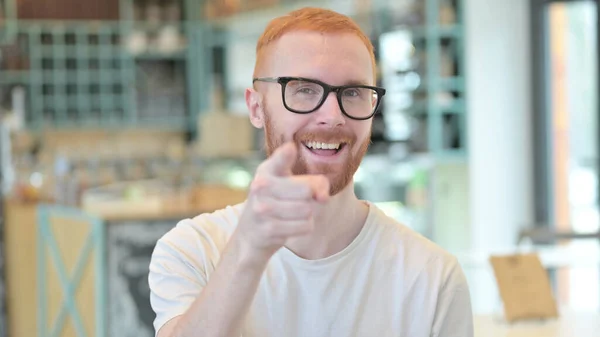 Πορτρέτο του ελκυστικού Redhead Man δείχνοντας με το δάχτυλο — Φωτογραφία Αρχείου