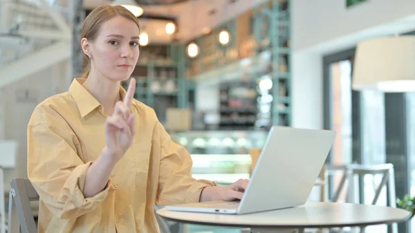 No, il gesto delle dita di una giovane donna con il computer portatile al Cafe — Foto Stock