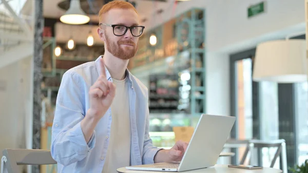 Non, Finger Gesture par Redhead Man avec ordinateur portable dans Cafe — Photo