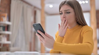 Akıllı Telefondaki Başarısızlığa Tepki Veren Genç Kadın