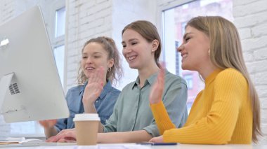 Masaüstünde Video Sohbeti Yapan Güzel Genç Kadınlar