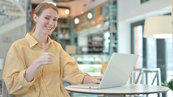 Pollici su da giovane donna utilizzando computer portatile in Cafe — Foto Stock