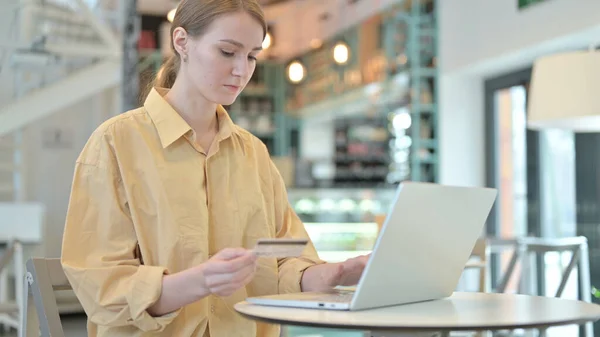 Giovane donna shopping online sul computer portatile — Foto Stock