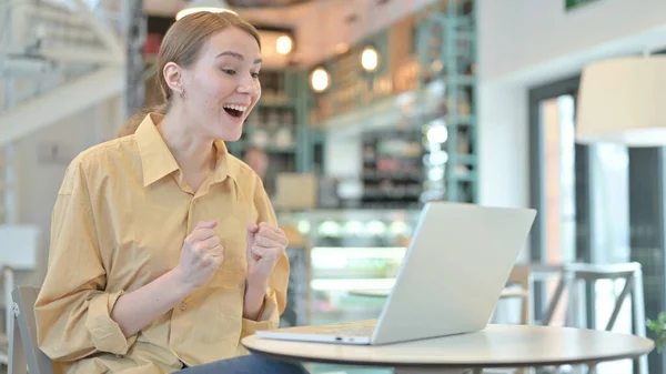 Giovane donna che celebra il successo sul computer portatile in Cafe — Foto Stock