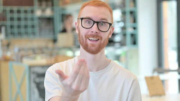 Portrait de rousse homme pointant vers la caméra et invitant — Photo