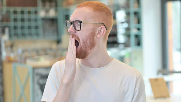 Portrait d'homme rousse endormi bâillant — Photo