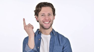 Genç adamın beyaz arka planda yeni bir fikri var.