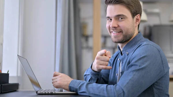 Giovane uomo che punta il dito alla fotocamera in ufficio — Foto Stock