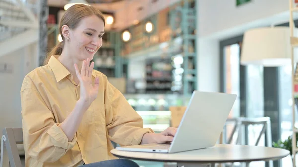 咖啡中年轻女子在笔记本电脑上的视频聊天 — 图库照片