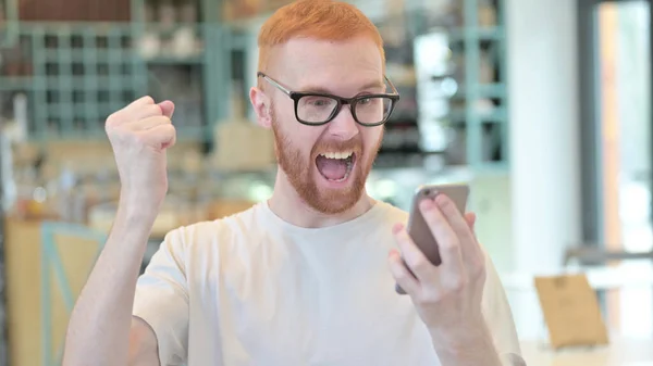 Πορτρέτο του Redhead Man Γιορτάζοντας στο Smartphone — Φωτογραφία Αρχείου