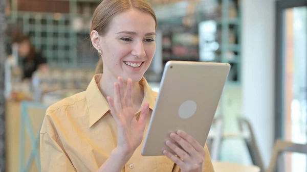 Porträt einer jungen Frau im Video-Chat auf dem Tablet — Stockfoto