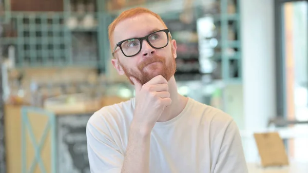 Portrait d'homme rousse intelligent Penser à une nouvelle idée — Photo