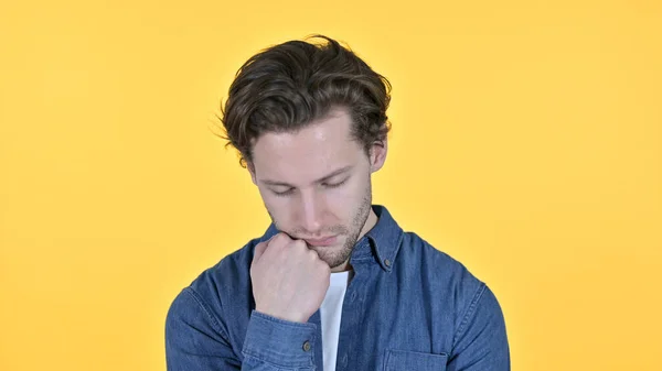 黄色の背景に眠る若い男 — ストック写真