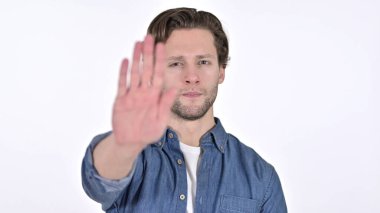 Ciddi Genç Adam 'dan Dur İşareti, Beyaz Arkaplanda El Hareketi