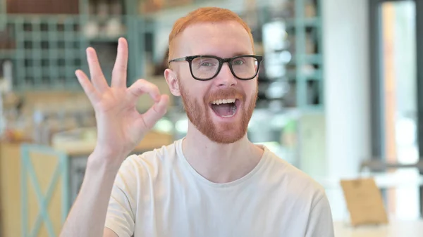 Retrato de Ok Sign by Cheerful Redhead Man — Fotografia de Stock