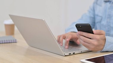 Smartphone kullanan adam, kapat.