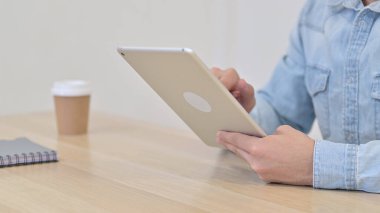 Dijital Tablet kullanan Adamın Elleri, Kapat