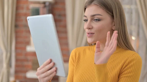 Retrato de una joven haciendo Video Chat en Tablet — Foto de Stock