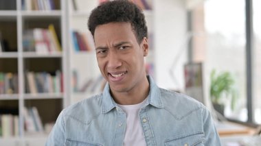 Afrikalı Amerikalı adamın kameraya bakmasından hoşlanmıyor.