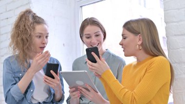 Akıllı Telefon ve Tablet Kullanan Mutlu Genç Kadınlar