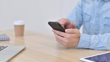 Akıllı telefonu kullanan adamın elleri, kapatın.