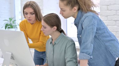 Yaratıcı Kadın Tasarımcılar Masaüstünde Tartışıyor ve Çalışıyor