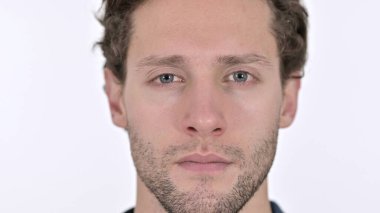 Beyaz Arkaplanda Ciddi Genç Adam Yüzü 'nün Kapanışı