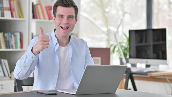 Thumbs Up by Young Man on Laptop — Stok Foto