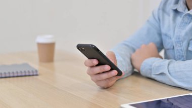 Smartphone kullanan adamın eli, kapat