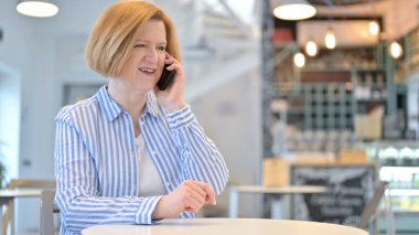 Kafe 'de Akıllı Telefonla Konuşan Yaratıcı Yaşlı Kadın