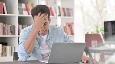 Üzgün Afrikalı Amerikalı Adam İş Başında, Başarısız