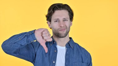 Sarı Arkaplanda Hayal Kırıklığına uğrayan Genç Adam