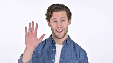 Beyaz Arkaplanda Neşeli Genç Adam 'dan Video Sohbeti