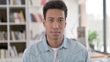 Ciddi Afrikalı Genç Amerikalı Adam Kameraya Bakıyor